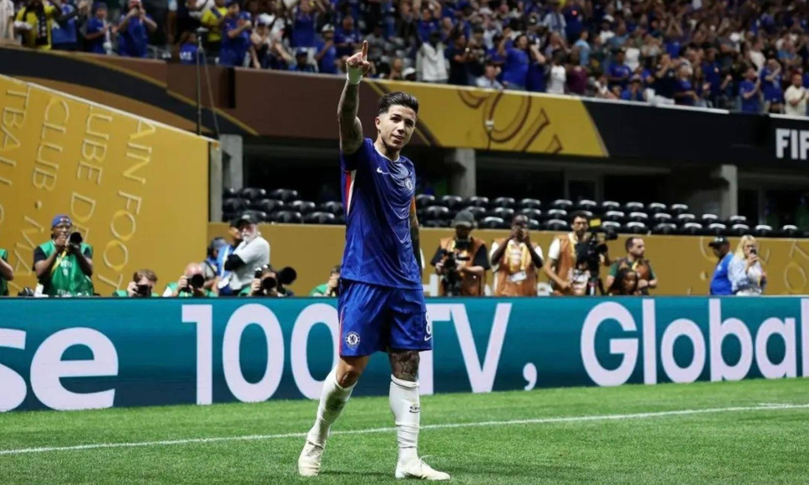 浓眉哥迎来十五赛季出色发挥，切尔西观众热烈欢呼！比赛高潮迭起(浓眉伤势最新情况)-爱游戏App